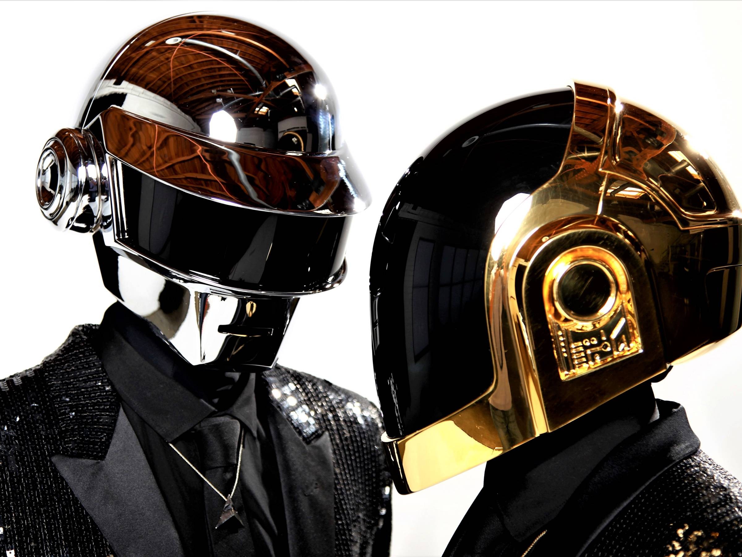 10 Lần Xuất Hiện Không Mũ Của Daft Punk