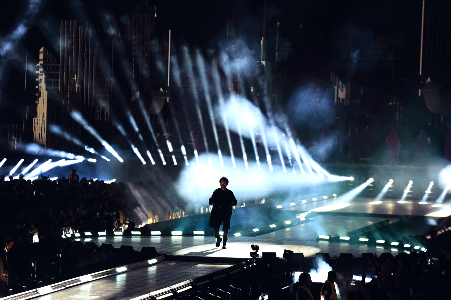 The Weeknd Buộc Phải Dừng Đêm Diễn Thứ Hai Tại Stadium LA  Sau Khi Mất Giọng
