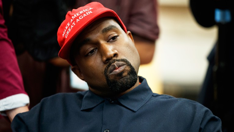 Kanye West Tiết Lộ Hợp Đồng Với Universal, Tiểu Tiện Lên Cúp Grammy, Và Bị Twitter Cấm Đăng Bài