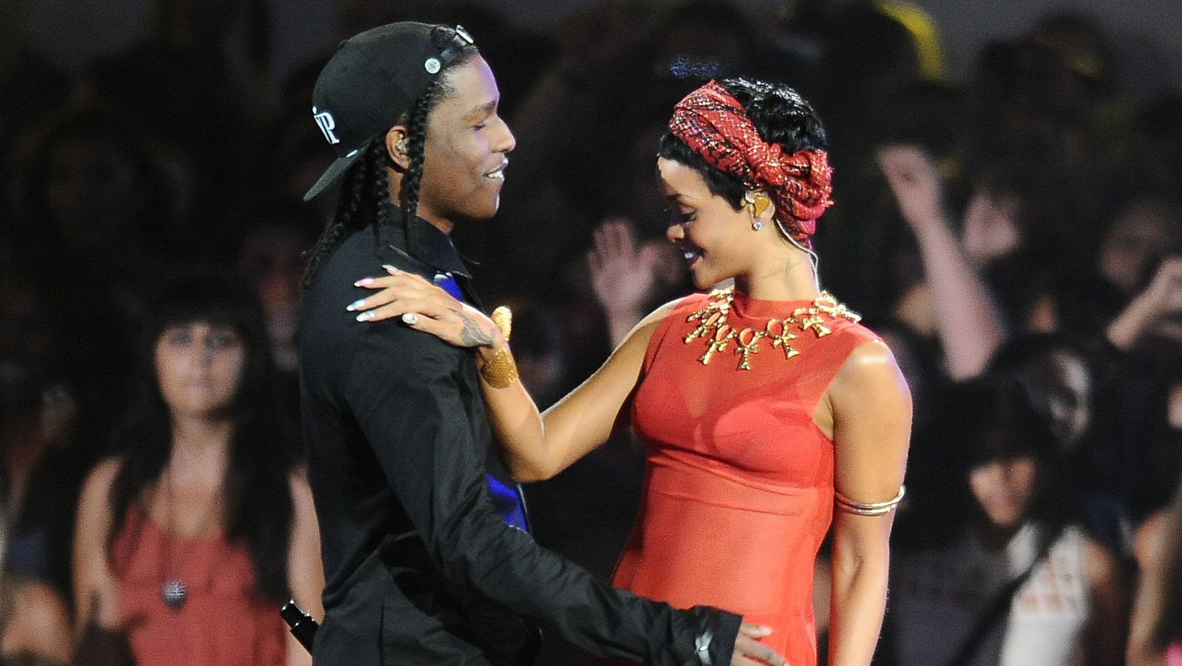 Rihanna Và A$AP Rocky Kết Hôn Trong MV 