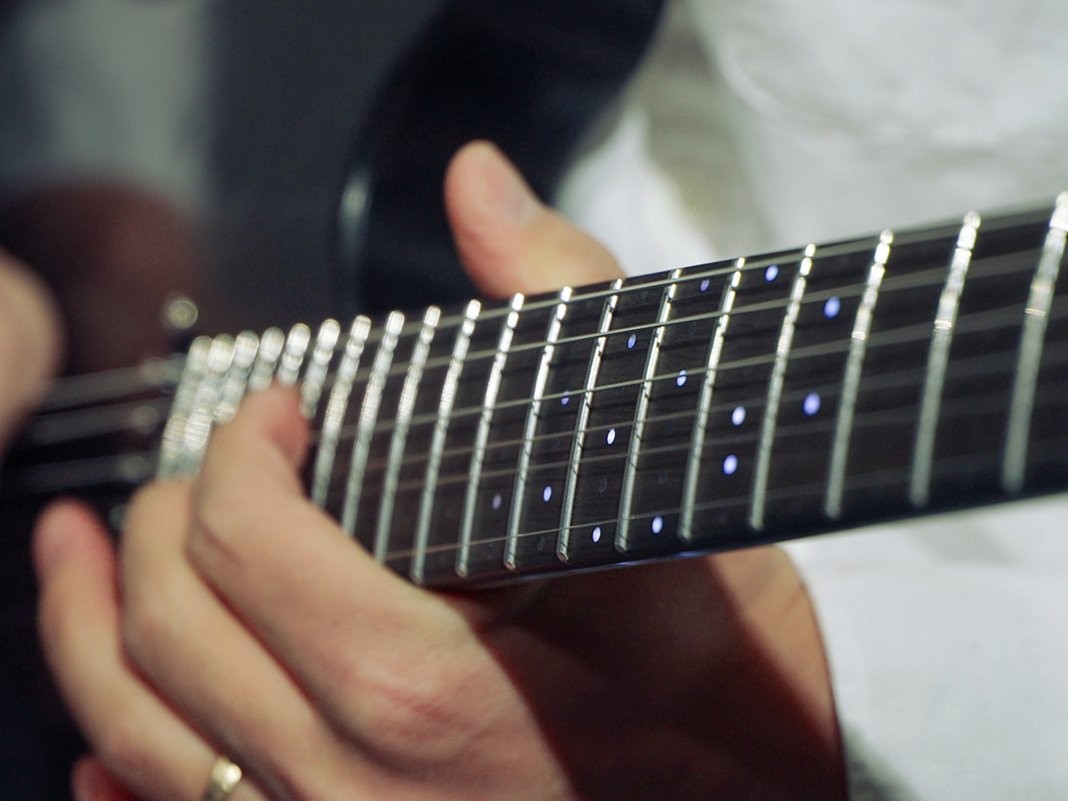 Samsung Đang Thiết Kế Chiếc Guitar Dạy Bạn Chơi Nhạc Bằng Hệ Thống Đèn LED