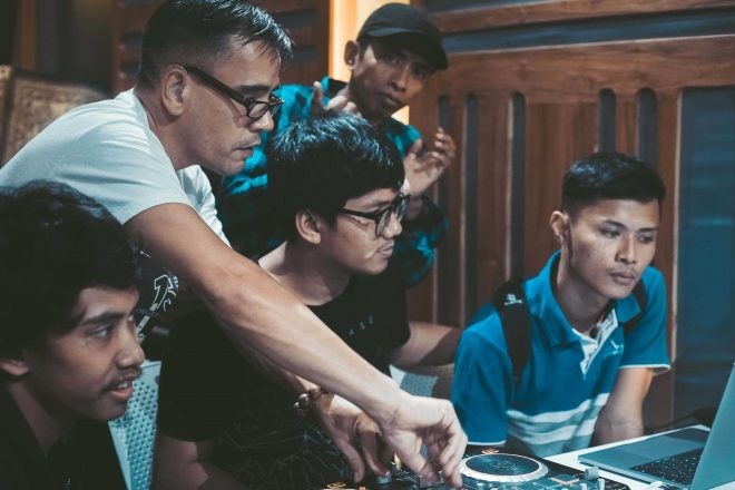 Deaf Rave Tổ Chức Workshop Về DJ Dành Cho Người Khiếm Thính