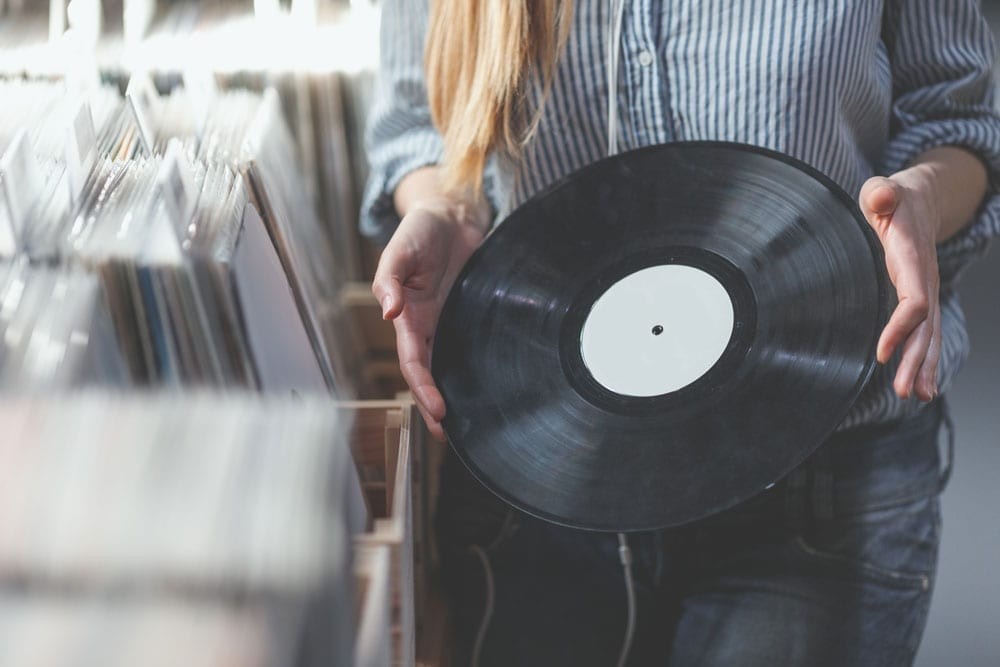 Doanh Số Bán Đĩa Vinyl Chạm Ngưỡng Cao Nhất Trong 30 Năm