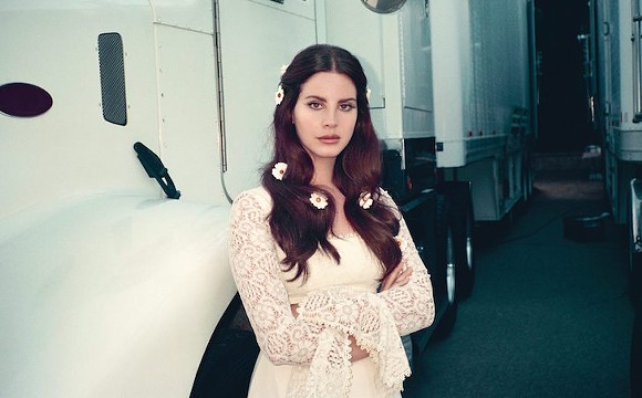 Lana Del Rey Khuyên Góp $350.000 Để Hỗ Trợ Cung Cấp Nước Sạch Cho Cộng Đồng Người Mỹ Gốc Ấn