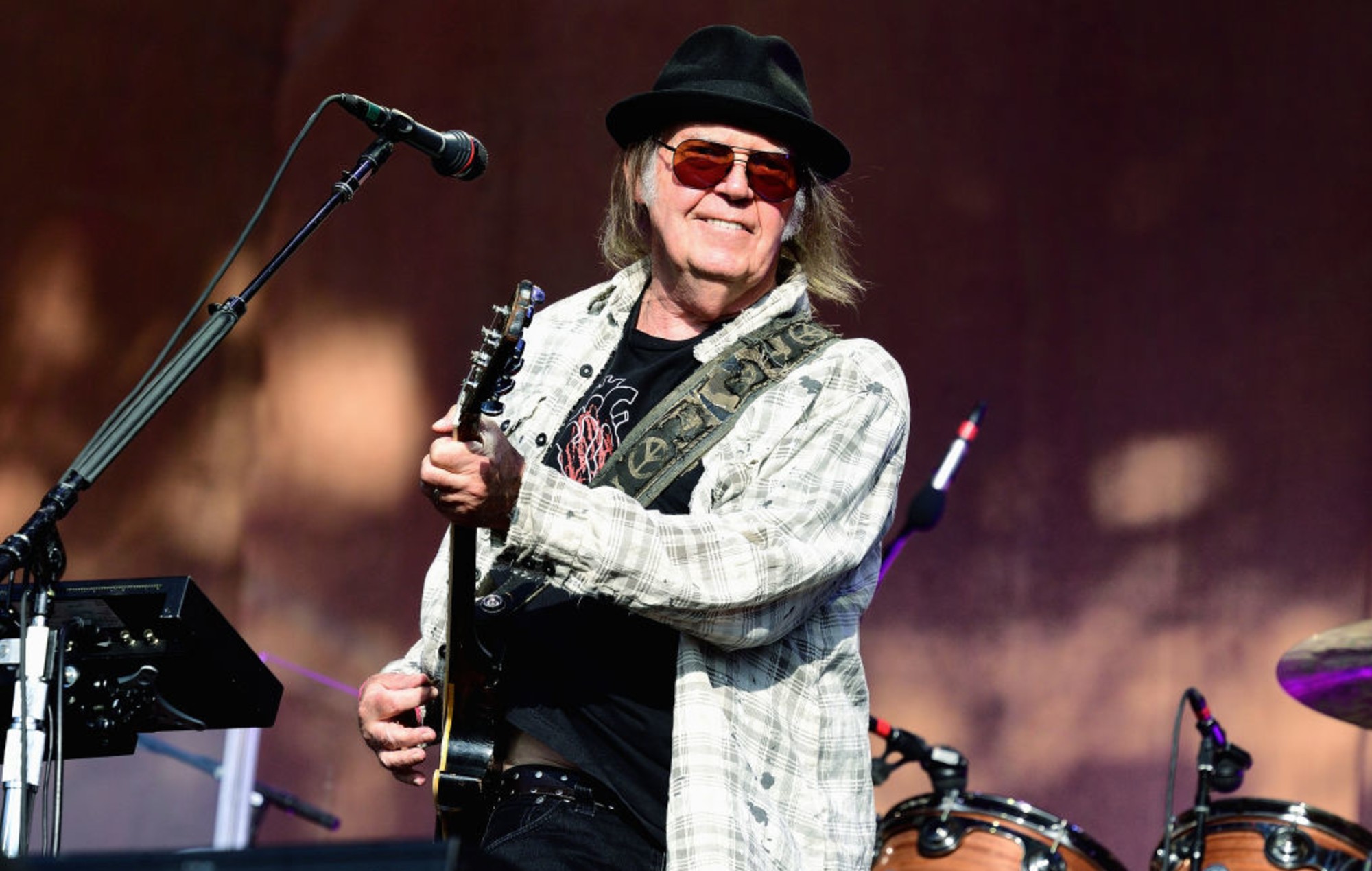 Neil Young Kêu Gọi Các Nhân Viên Spotify Nghỉ Việc Sau Khi Gỡ Bỏ Toàn Bộ Nhạc Khỏi Nền Tảng Này
