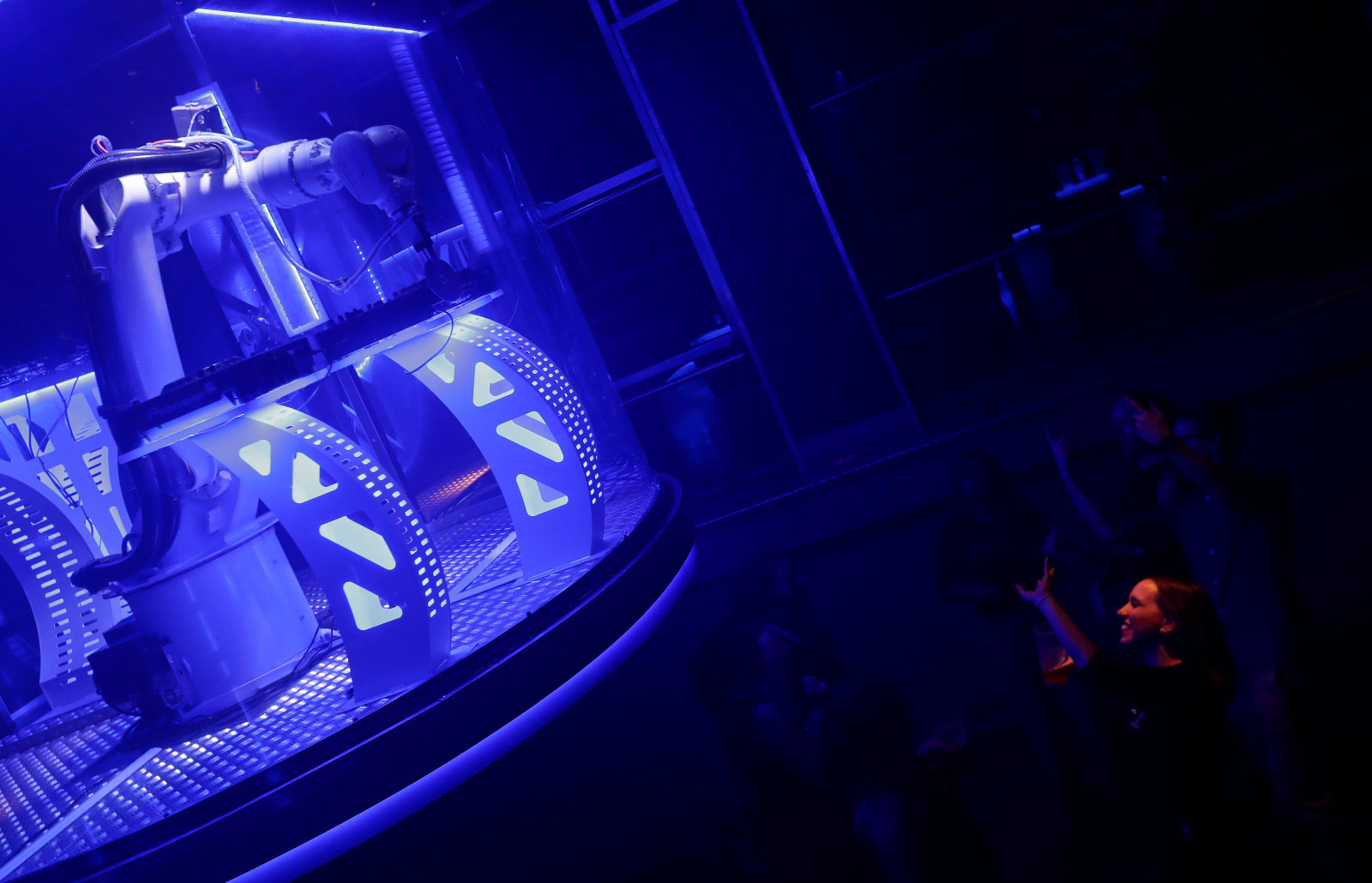 Một Robot KURA Trở Thành DJ Mới Nhất Tại Karlovy Lazne Music Club, Prague