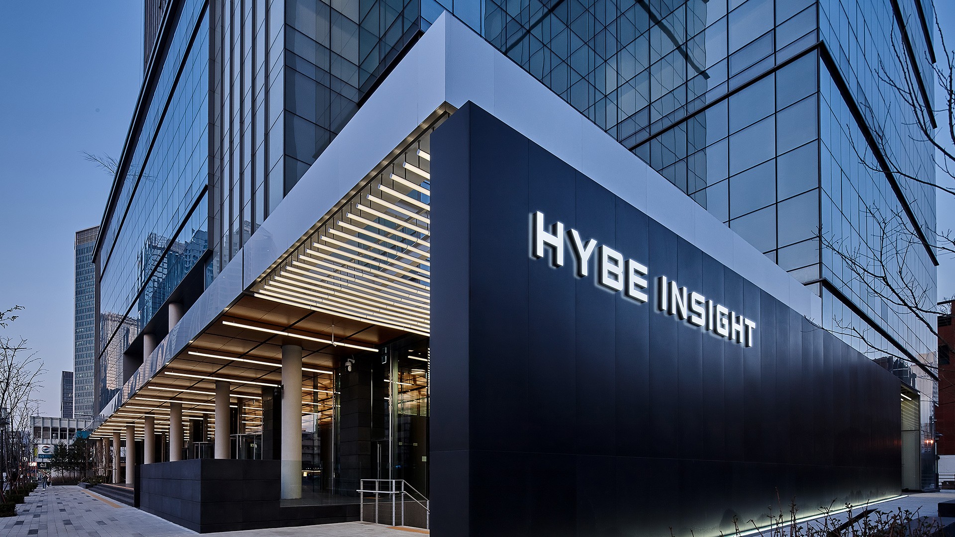 Hybe, Công Ty Chủ Quản Của BTS Vượt Ngưỡng 1 Tỷ USD Thu Nhập Sau Năm 2021