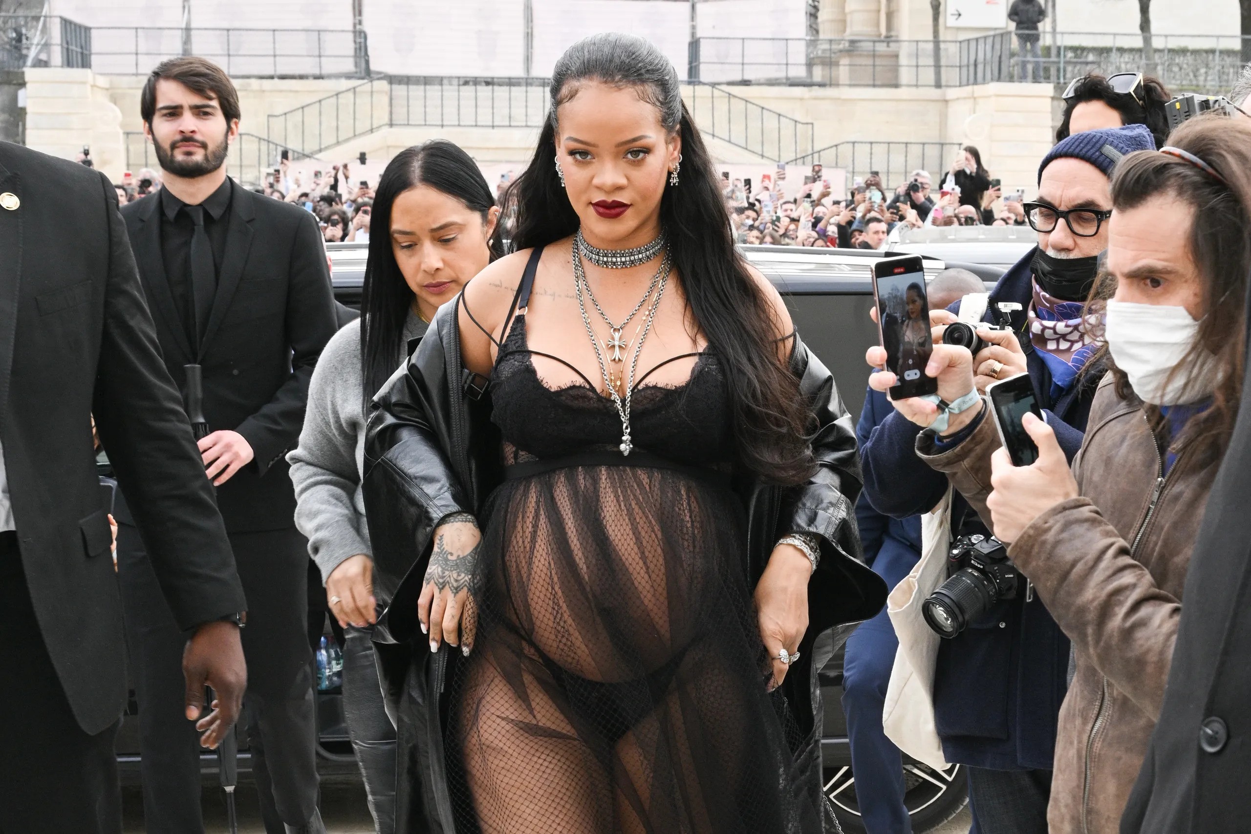 Rihanna Qua Buổi Phỏng Vấn Với Vogue: Một Siêu Sao Làm Mẹ Như Thế Nào?