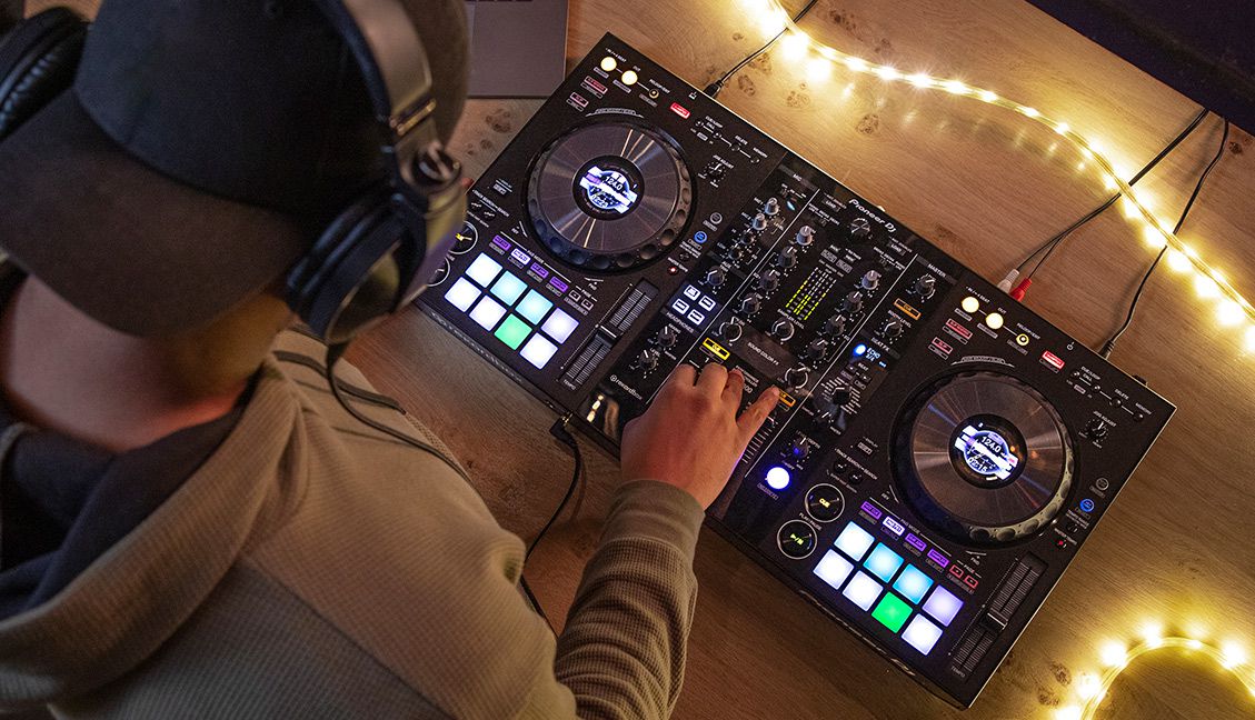 Pioneer DJ Ra Mắt DDJ-800 Sử Dụng Rekordbox DJ