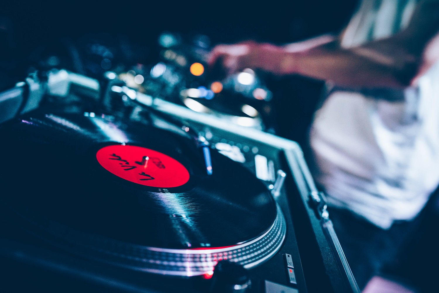 Sự Phát Triển Và Thay Đổi Của Bàn DJ Qua Các Thời Kỳ